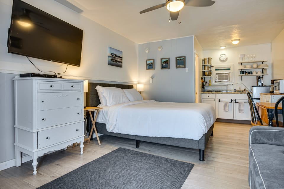 Beachfront Condotel  on OOB, Steps From Downtown Apartment in Old Orchard Beach
