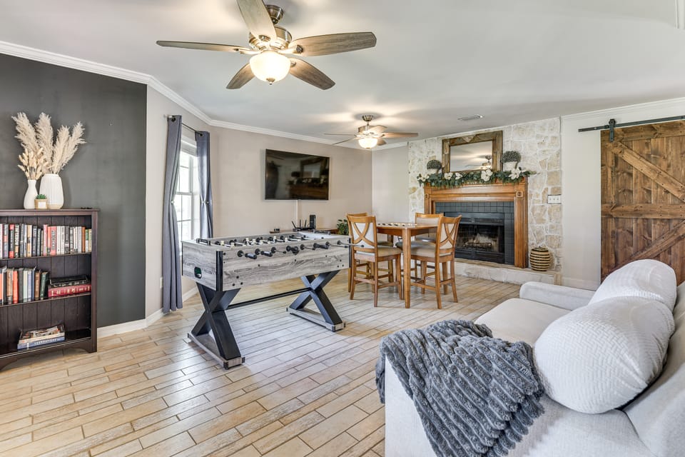 Game Room, Private Pool! Family Gem in Mary Esther House in Alabama