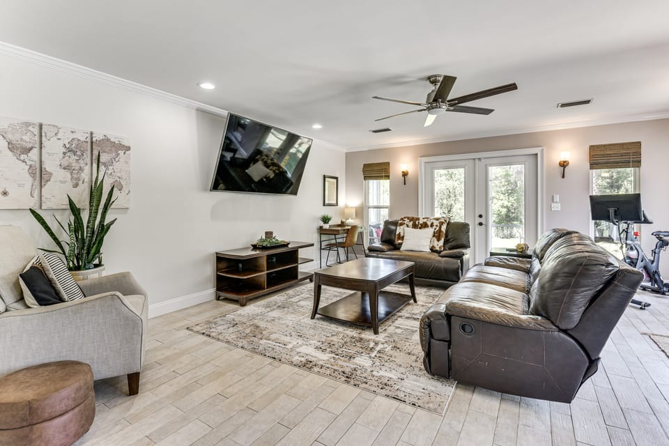 Game Room, Private Pool! Family Gem in Mary Esther House in Alabama