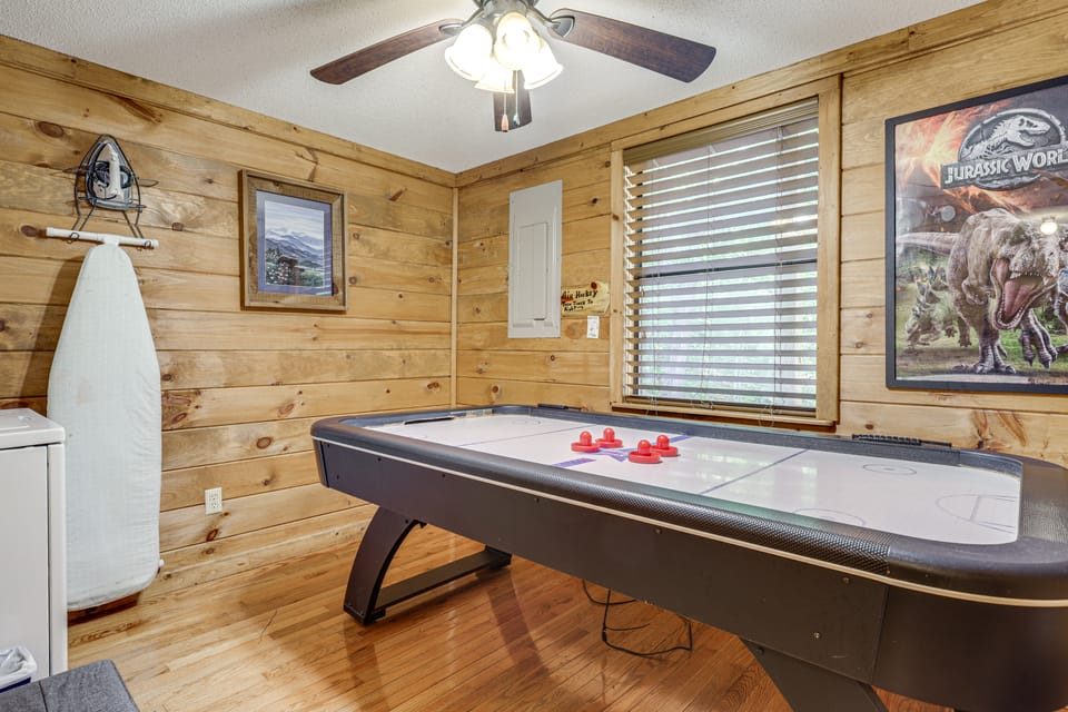 4 Mi to Dollywood! Family Escape w/ Air Hockey! House in Sevier County