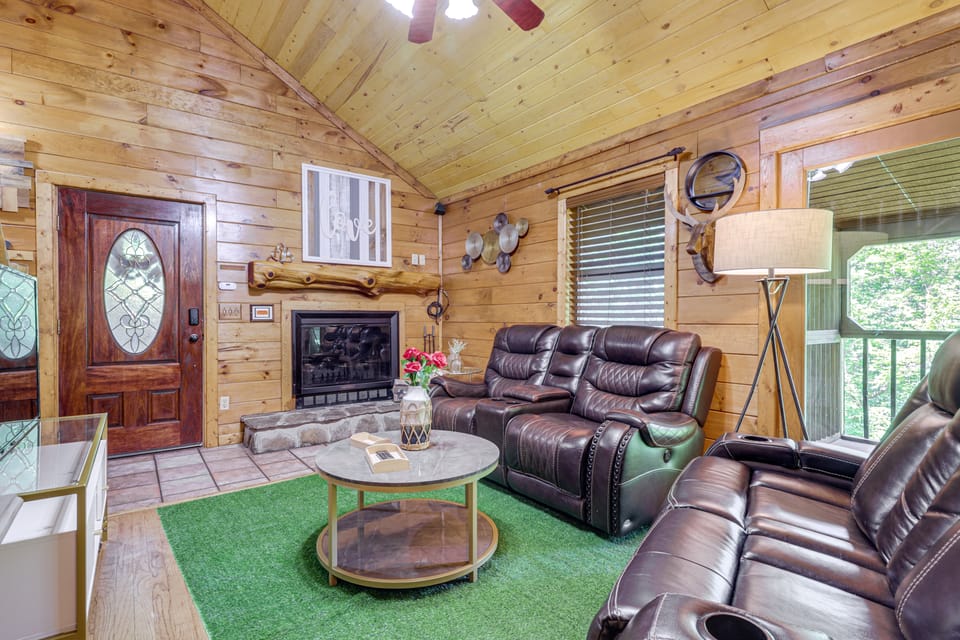 4 Mi to Dollywood! Family Escape w/ Air Hockey! House in Sevier County
