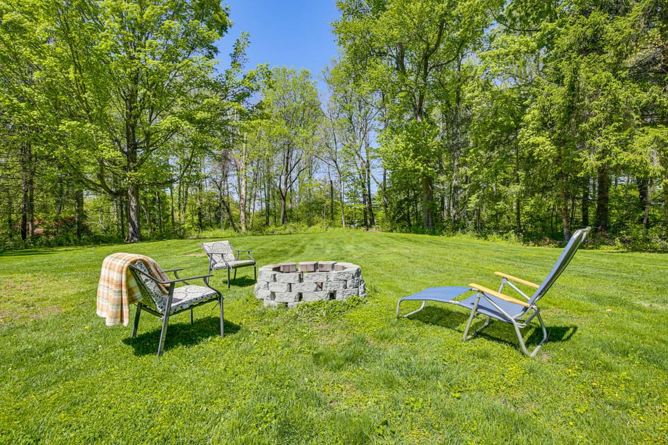 Trailside Base w/ Gazebo & Kayaks Apartment in Connecticut