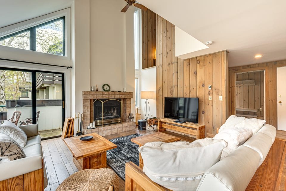 Hike, Explore & Unwind: All-Season Lincoln Retreat Apartment in Lincoln