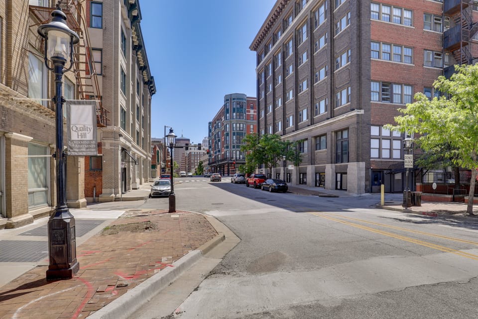 Walkable Pet-Friendly Monthly Stay in Quality Hill Apartment in Kansas City
