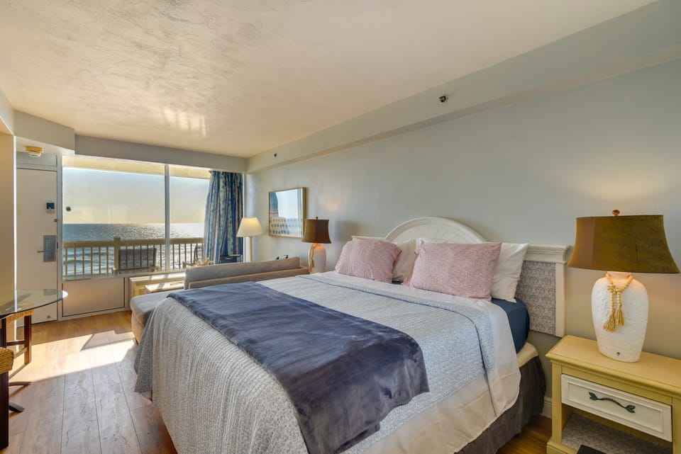 Oceanfront Studio w/ Resort Perks in Daytona Beach Apartment in Holly Hill