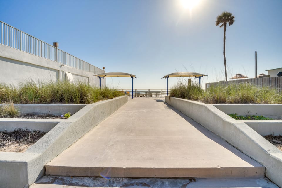 Oceanfront Studio w/ Resort Perks in Daytona Beach Apartment in Holly Hill