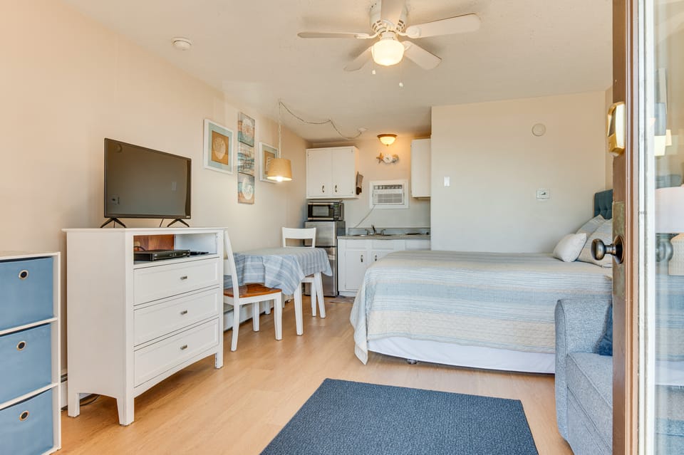 Old Orchard Beach Condo: Steps From the Beach! Apartment in Old Orchard Beach