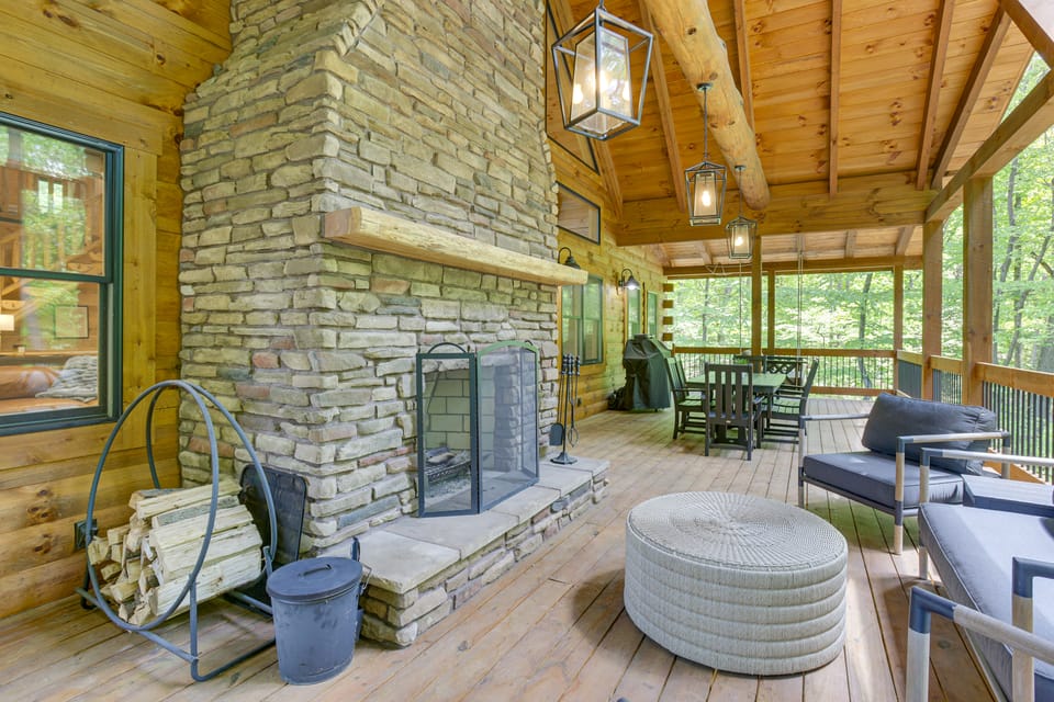 Luxury Hocking Hills Retreat w/ Indoor Sport Court House in Perry Township
