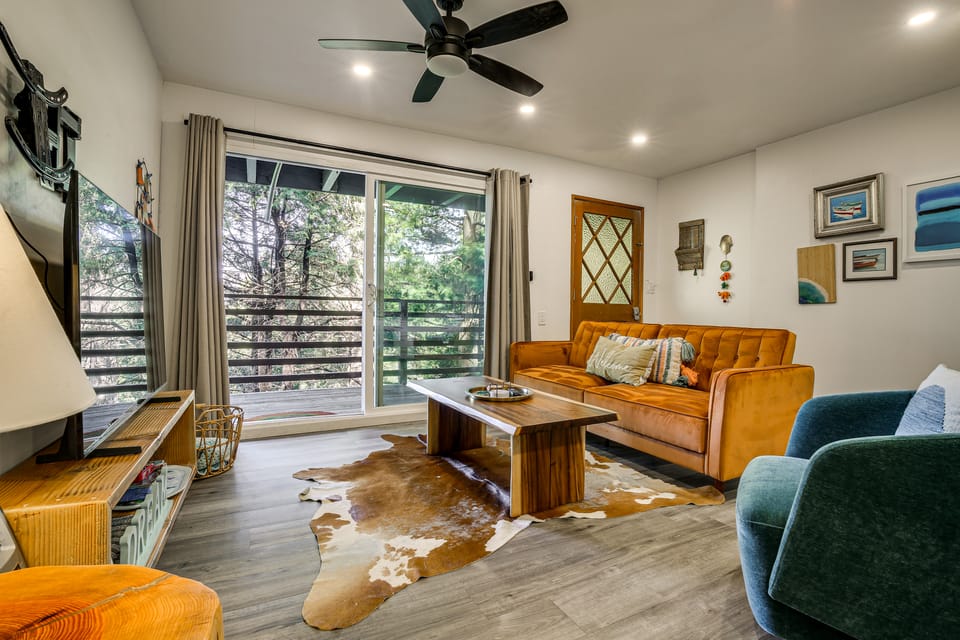 2 Mi to Lake Gregory! Chic Crestline Base Camp Apartment in Crestline