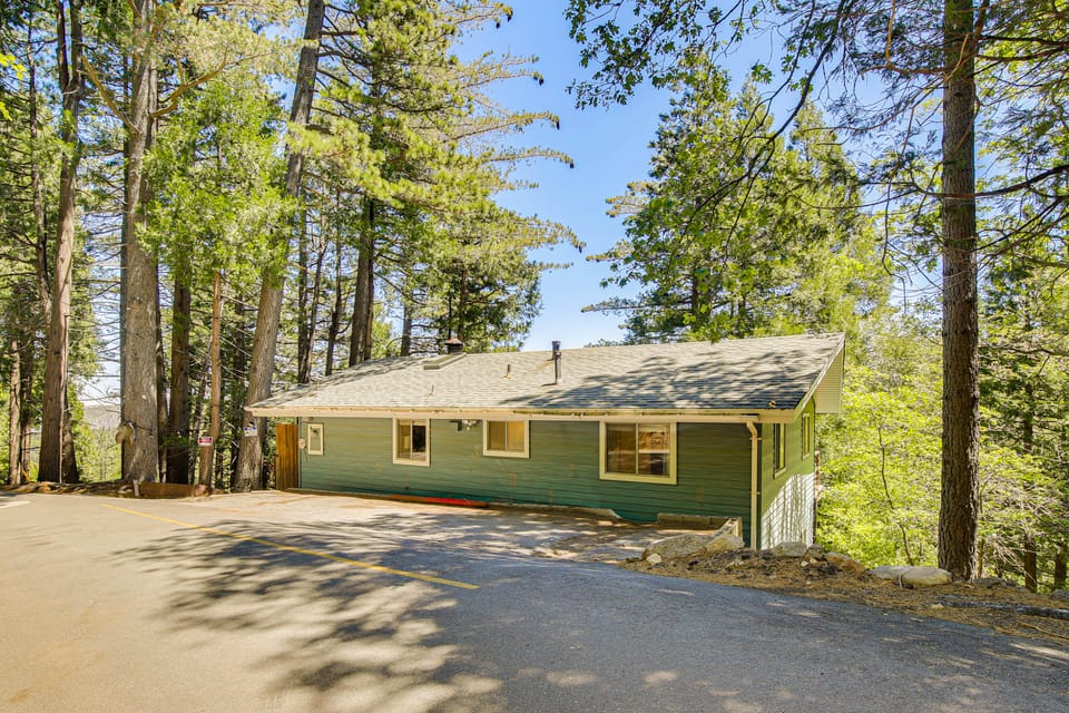 Overlooking Lake Gregory! Crestline Family Cabin House in Crestline