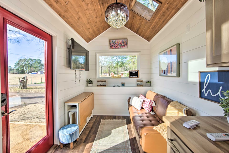 Dock & Lake Access! Daingerfield Gem w/ Tiny Home House in Texas