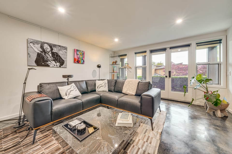 Private Waterfront Residence w/ Boat Dock Access Apartment in Kirkland