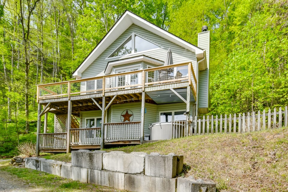 Mountain Views & Hot Tub - Your Blue Ridge Getaway House in Buncombe County