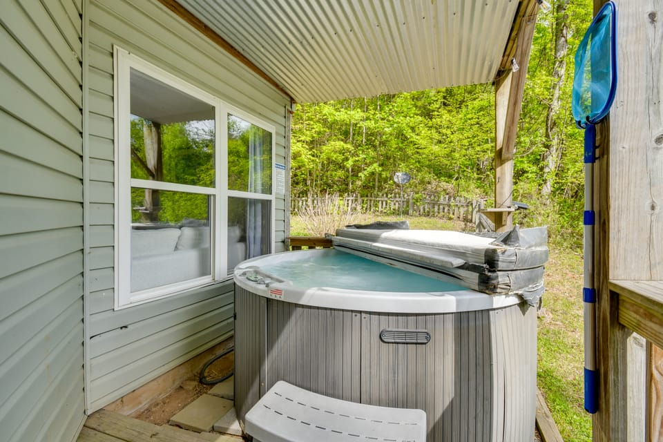 Mountain Views & Hot Tub - Your Blue Ridge Getaway House in Buncombe County