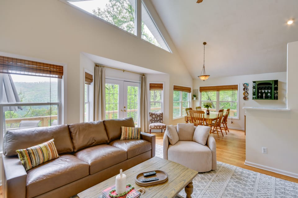 Mountain Views & Hot Tub - Your Blue Ridge Getaway House in Buncombe County