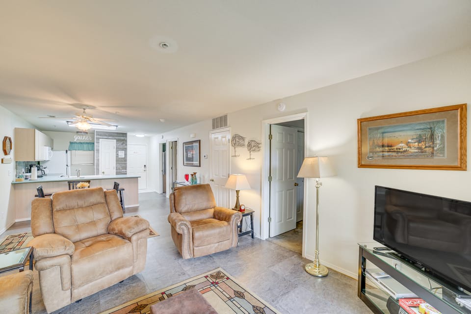 Screened Porch + Water Views: Branson Condo! Apartment in Branson