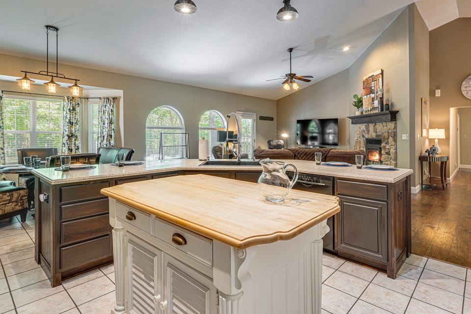Hot Tub, Game Room! Ozarks Family Retreat By Lake House in Lake of the Ozarks