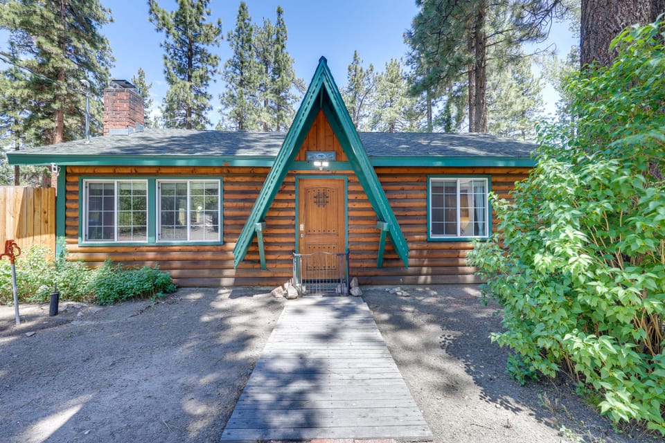 2 Mi to Big Bear Lake! Quiet Cabin w/ Yard & Grill House in Southern California