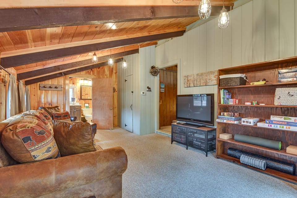 Walk to Cathedral Ledge Trails! Cozy Family Home House in Conway