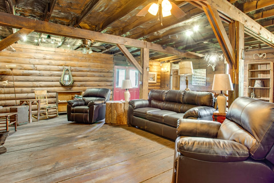 Historic Barn/Lodge & 3 More - 2 Mi From Town House in Illinois