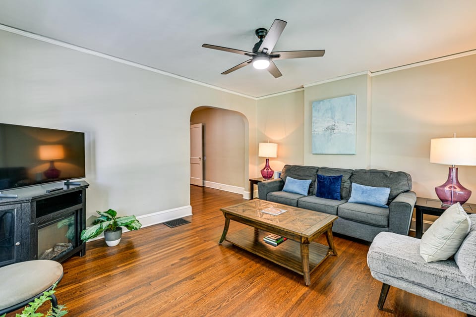 Easy Access to Uptown & Sports! Charlotte Duplex House in Charlotte