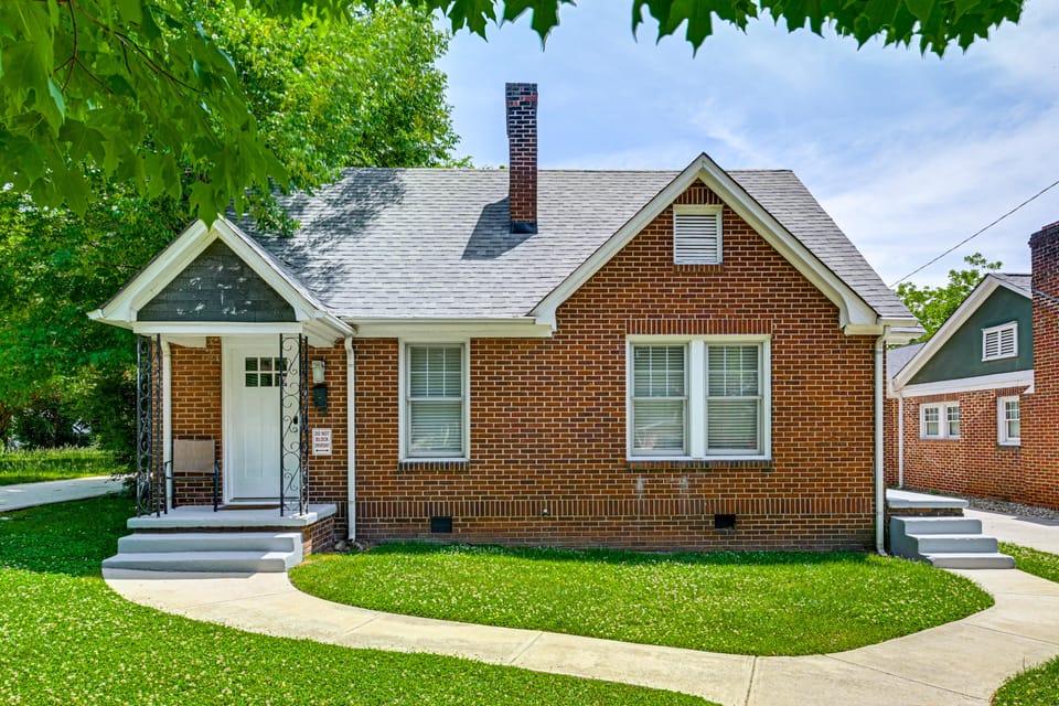 Easy Access to Uptown & Sports! Charlotte Duplex House in Charlotte