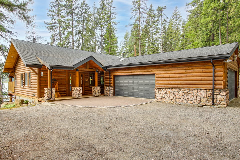 Dock, Decks & Epic View! Sacheen Lake Family Cabin House in Washington