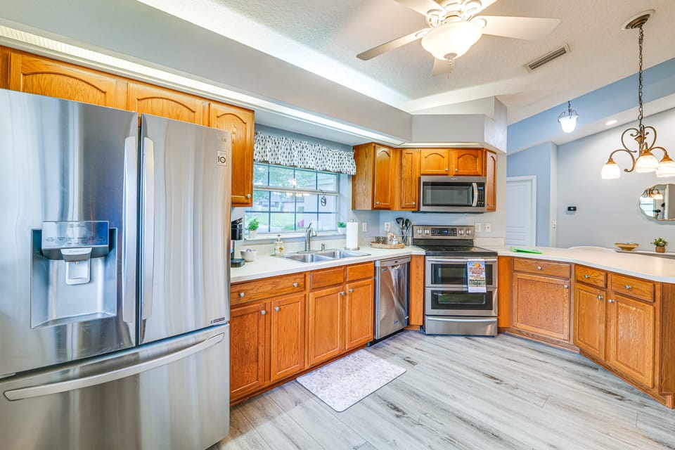 Heart of Lake County! Family Escape w/ Lanai, Pool House in Tavares