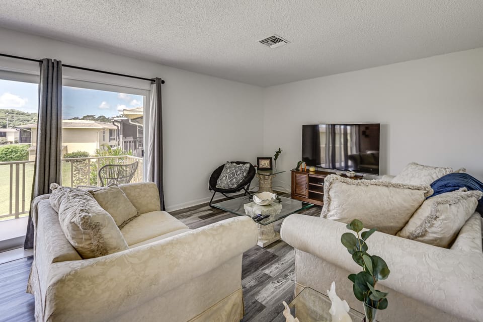 4 Mi to Beach: Country Club Condo w/ Pool Access! Apartment in East Naples