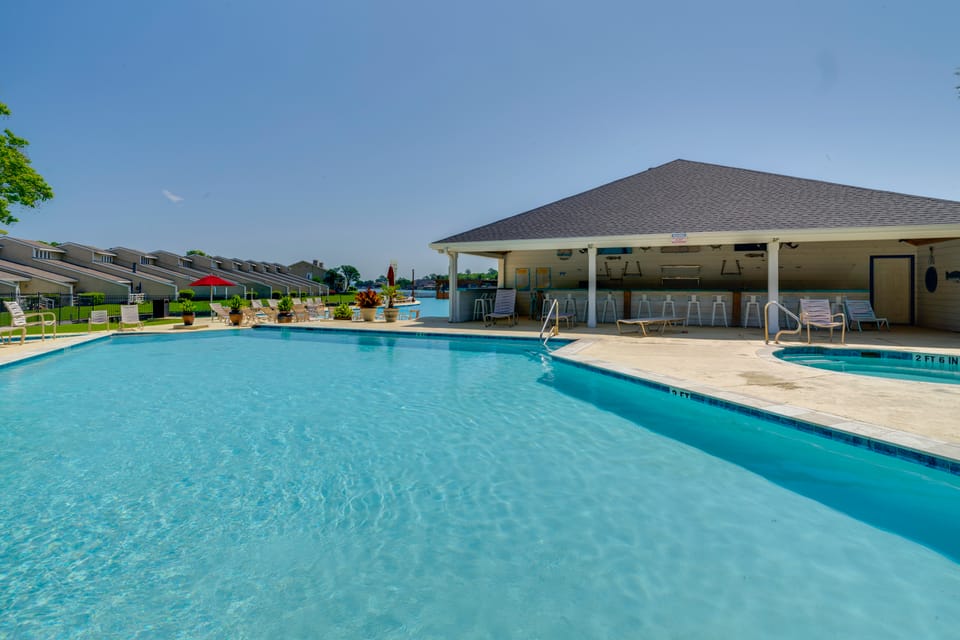 Boating, Fishing & Poolside Fun! Montgomery Escape Apartment in Lake Conroe