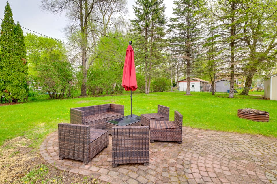 Blocks to Beach & Eats! Elk Rapids 'Cozy Cottage' House in Elk Rapids