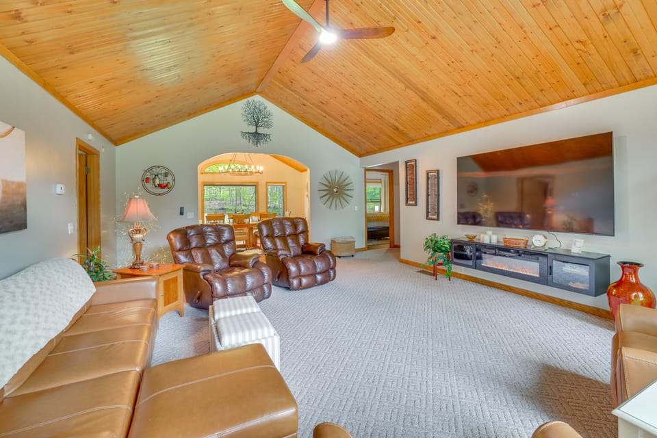 40-Acre Waterfront Retreat on the White River! House in Michigan