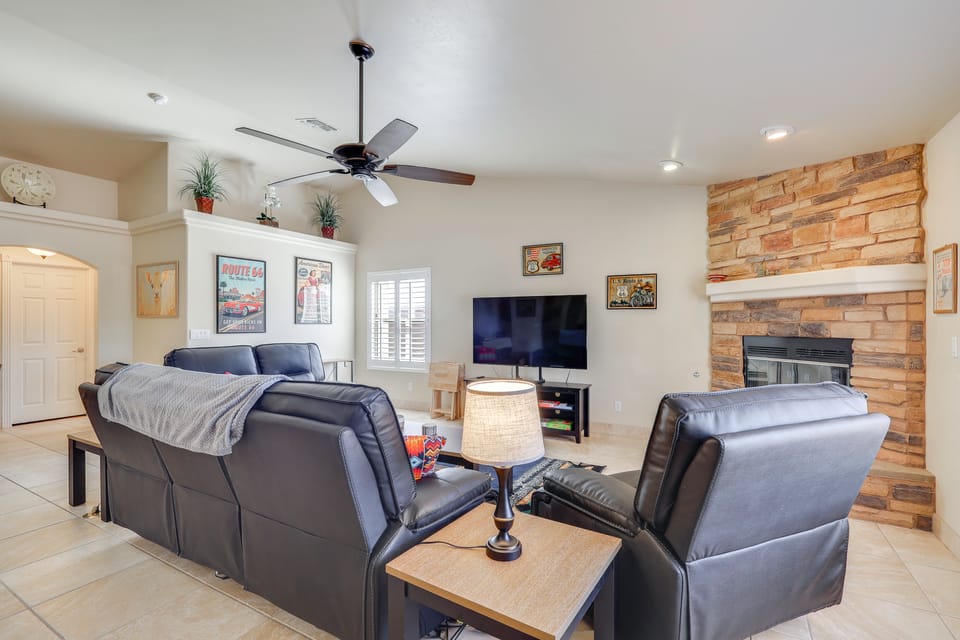 Kingman Mtn-View Home w/ Putting Green & Ping-Pong House in Kingman