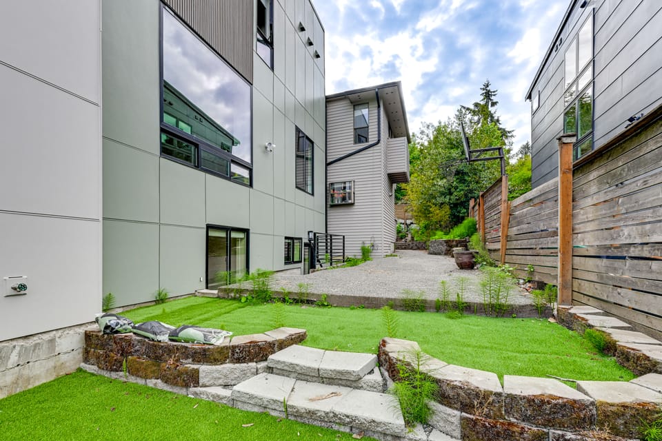 Walk to Seward Park, Near Lumen! Pet-Friendly Apt Apartment in Mercer Island