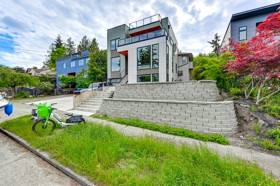 Walk to Seward Park, Near Lumen! Pet-Friendly Apt Apartment in Mercer Island