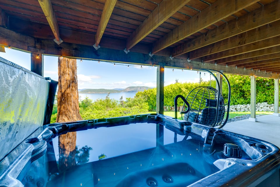 Snow Goose Point: Stunning Views & New Hot Tub! House in Puget Sound