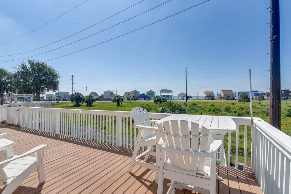 Walk to Isla Del Sol Beach! Home w/ Ocean-View! House in Galveston Island