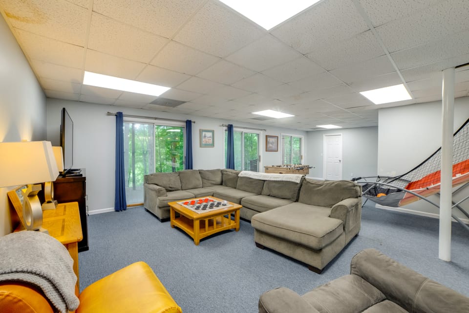 Waterfront Group Getaway Near Land Btwn the Lakes House in Lake Barkley