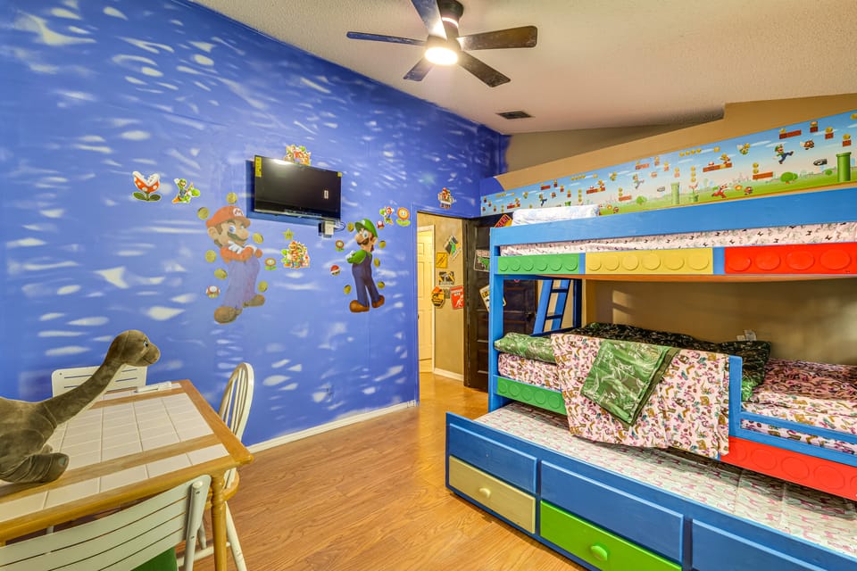 Themed Interior, Poolside Fun! Villa Near Disney House in Four Corners