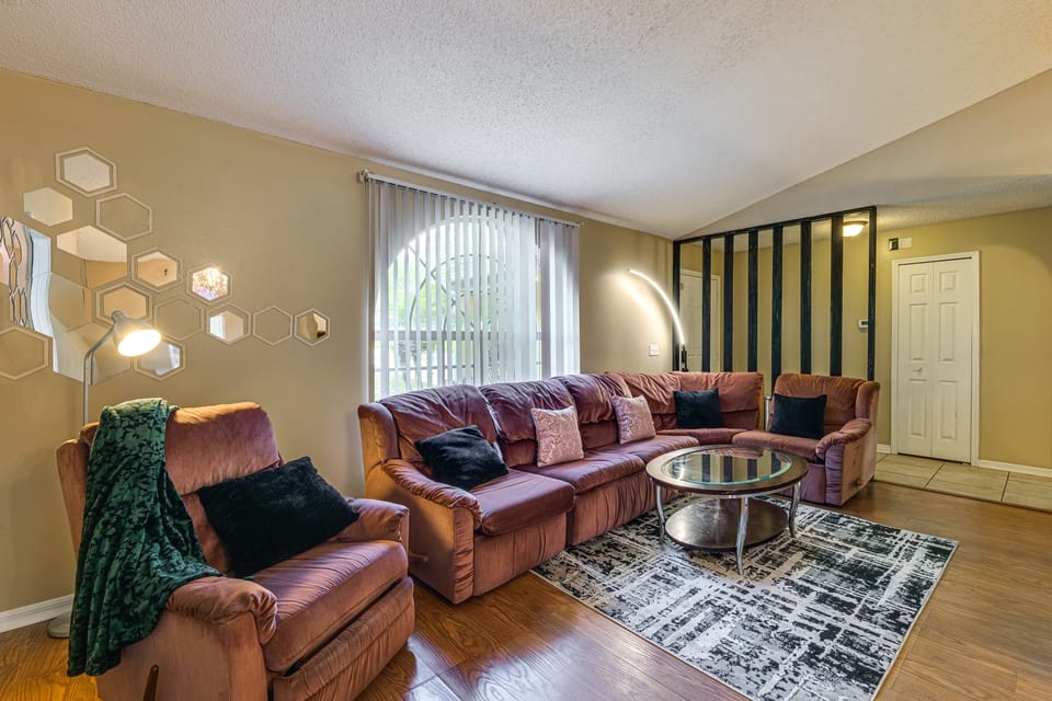 Themed Interior, Poolside Fun! Villa Near Disney House in Four Corners