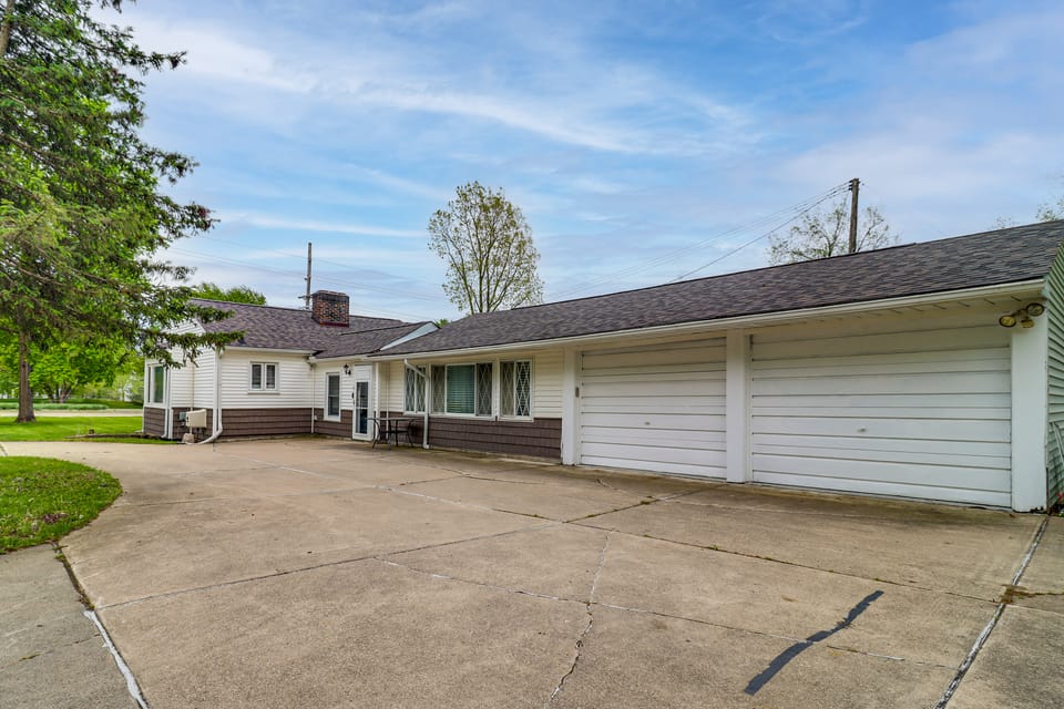 Metro Detroit Home Base w/ Yard, Pets Welcome! Apartment in Farmington Hills