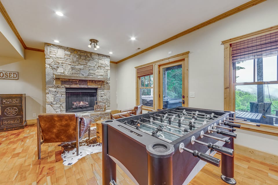 Franklin Cabin w/ Hot Tub, Theater & Fire Pit! House in North Carolina