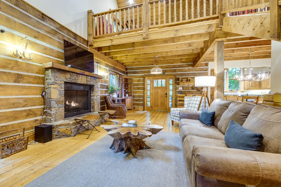 Franklin Cabin w/ Hot Tub, Theater & Fire Pit! House in North Carolina