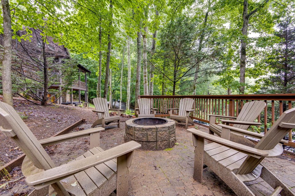 Franklin Cabin w/ Hot Tub, Theater & Fire Pit! House in North Carolina