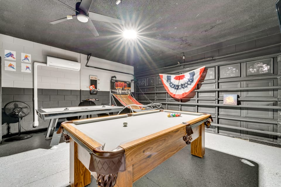 Kid-Themed Bedrooms, Pool & Games! Kissimmee Home House in Kissimmee