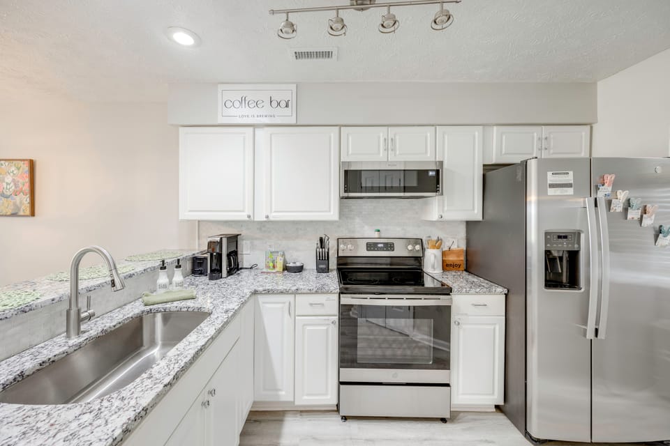 Tee Times & Poolside Vibes! Myrtle Beach Retreat Apartment in Carolina Forest