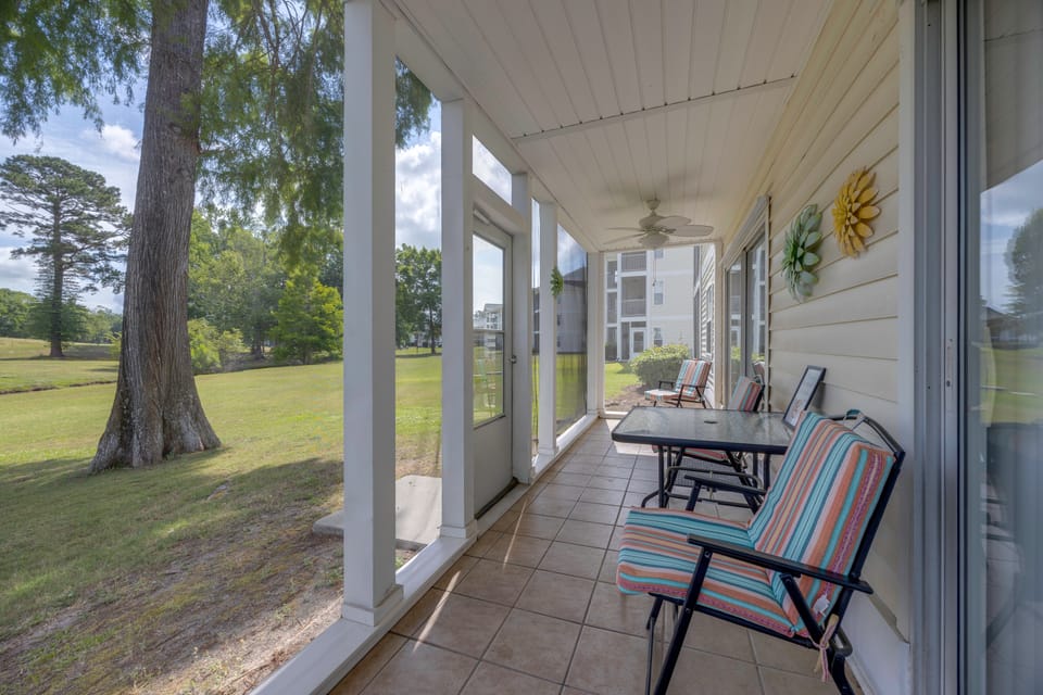 Tee Times & Poolside Vibes! Myrtle Beach Retreat Apartment in Carolina Forest