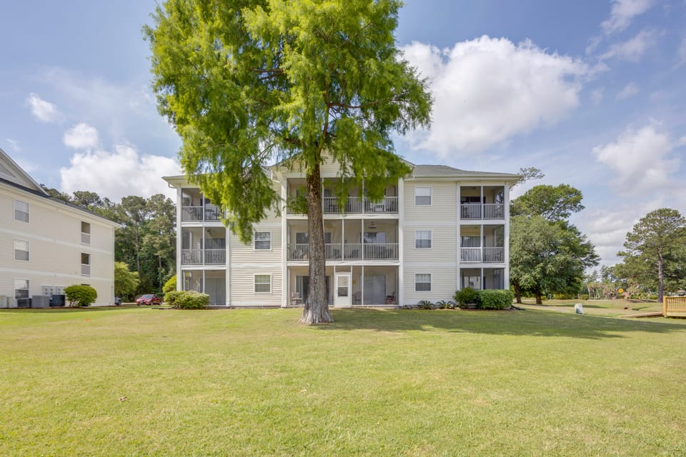 Tee Times & Poolside Vibes! Myrtle Beach Retreat Apartment in Carolina Forest