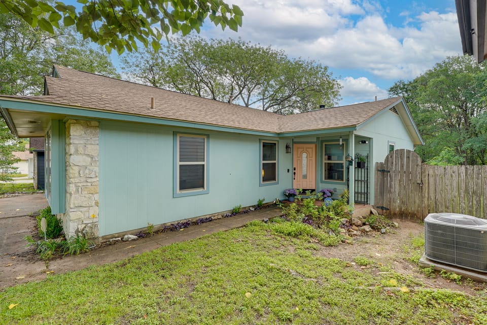 Pet-Friendly Yard w/ Hot Tub! Peaceful Austin Home House in Austin