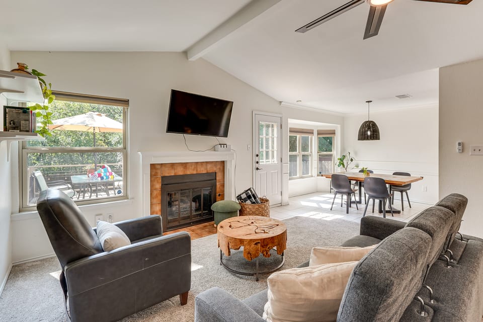 Pet-Friendly Yard w/ Hot Tub! Peaceful Austin Home House in Austin